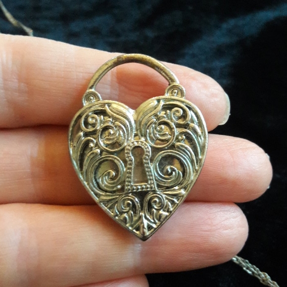 Vintage look detailed heart charm locket - Picture 3 of 8